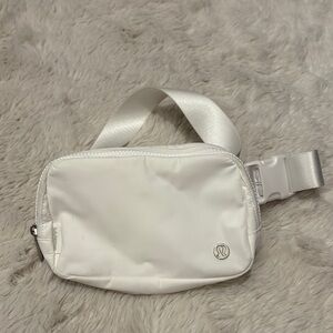 Lululemon Athletica everywhere crossbody/Belt Bag-white
